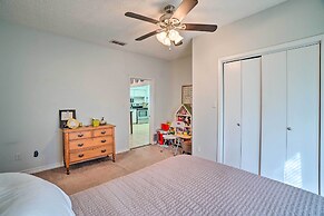 4 Miles to Lake Jacksboro: Cozy Texas Cottage