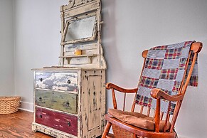 4 Miles to Lake Jacksboro: Cozy Texas Cottage