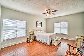 4 Miles to Lake Jacksboro: Cozy Texas Cottage