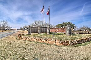 4 Miles to Lake Jacksboro: Cozy Texas Cottage