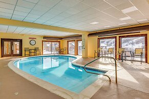 Walk to Mount Snow Resort: Unit w/ Pool & Hot Tubs