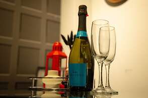 Living Large 5BR Home - Parking - Ideal for Groups