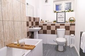 Living Large 5BR Home - Parking - Ideal for Groups