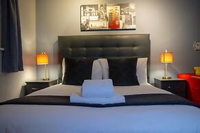 Living Large 5BR Home - Parking - Ideal for Groups