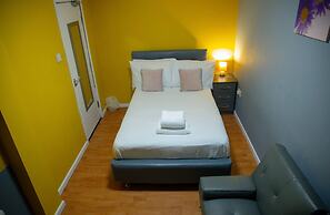 Living Large 5BR Home - Parking - Ideal for Groups