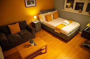 Living Large 5BR Home - Parking - Ideal for Groups