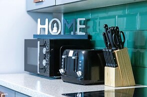 Living Large 5BR Home - Parking - Ideal for Groups