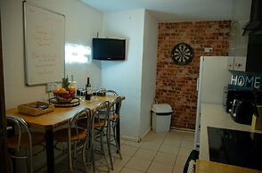 Living Large 5BR Home - Parking - Ideal for Groups