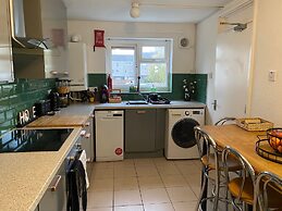 Living Large 5BR Home - Parking - Ideal for Groups