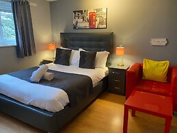 Living Large 5BR Home - Parking - Ideal for Groups