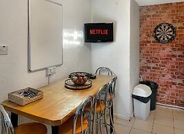 Living Large 5BR Home - Parking - Ideal for Groups