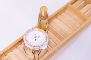 Living Large 5BR Home - Parking - Ideal for Groups