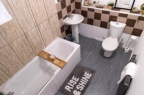 Living Large 5BR Home - Parking - Ideal for Groups