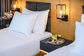 OAKS HOTEL