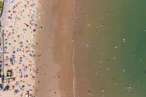 2 Beach Court - Direct Beach Access Sea Views