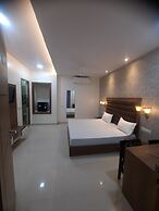 THE HIGHCLASS HOTEL