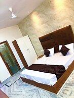 THE HIGHCLASS HOTEL