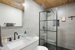 Bedroom in Home 7 Miles from Downtown