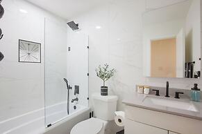 Bedroom in Home 7 Miles from Downtown