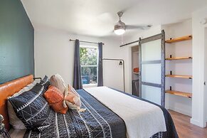 Bedroom in Home 7 Miles from Downtown