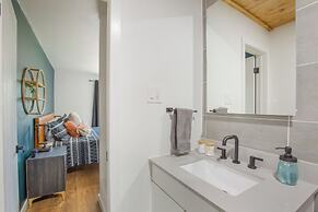 Bedroom in Home 7 Miles from Downtown