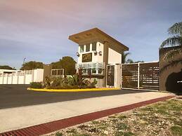 Suite Tangerine Classy Conveniently Located