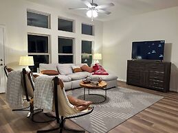 Balmoral Lakeside 5br 4ba House