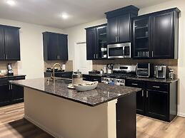 Balmoral Lakeside 5br 4ba House
