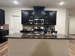 Balmoral Lakeside 5br 4ba House