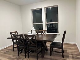 Balmoral Lakeside 5br 4ba House