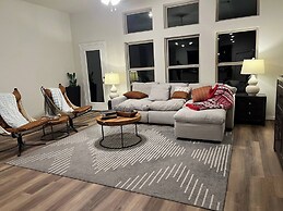 Balmoral Lakeside 5br 4ba House