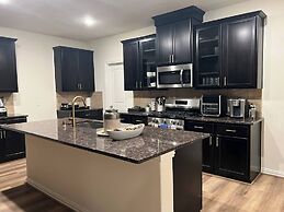 Balmoral Lakeside 5br 4ba House