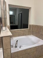 Balmoral Lakeside 5br 4ba House