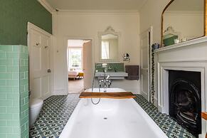 Grand Georgian Townhouse With Garden