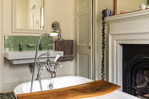 Grand Georgian Townhouse With Garden