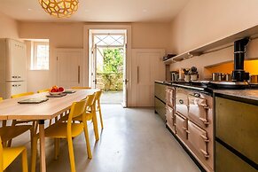 Grand Georgian Townhouse With Garden