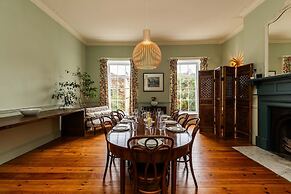 Grand Georgian Townhouse With Garden