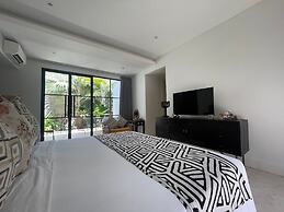 Martini Suites & Villa