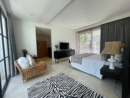 Martini Suites & Villa