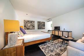 Martini Suites & Villa