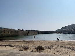 Cottage - Sleeps 4 - Fireplace - Internet