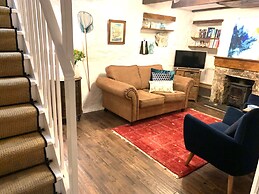 Cottage - Sleeps 4 - Fireplace - Internet