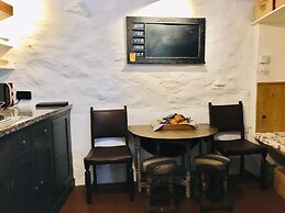 Cottage - Sleeps 4 - Fireplace - Internet