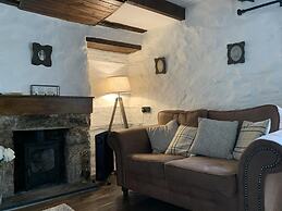 Cottage - Sleeps 4 - Fireplace - Internet