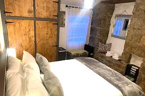 Cottage - Sleeps 4 - Fireplace - Internet