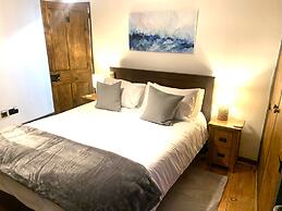 Cottage - Sleeps 4 - Fireplace - Internet