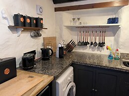 Cottage - Sleeps 4 - Fireplace - Internet