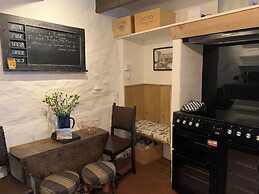 Cottage - Sleeps 4 - Fireplace - Internet