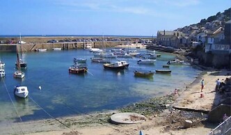 Cottage - Sleeps 4 - Fireplace - Internet