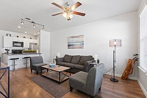 Modern w/ Pool, Gym, Hottub, Golf, Pet Friendly!